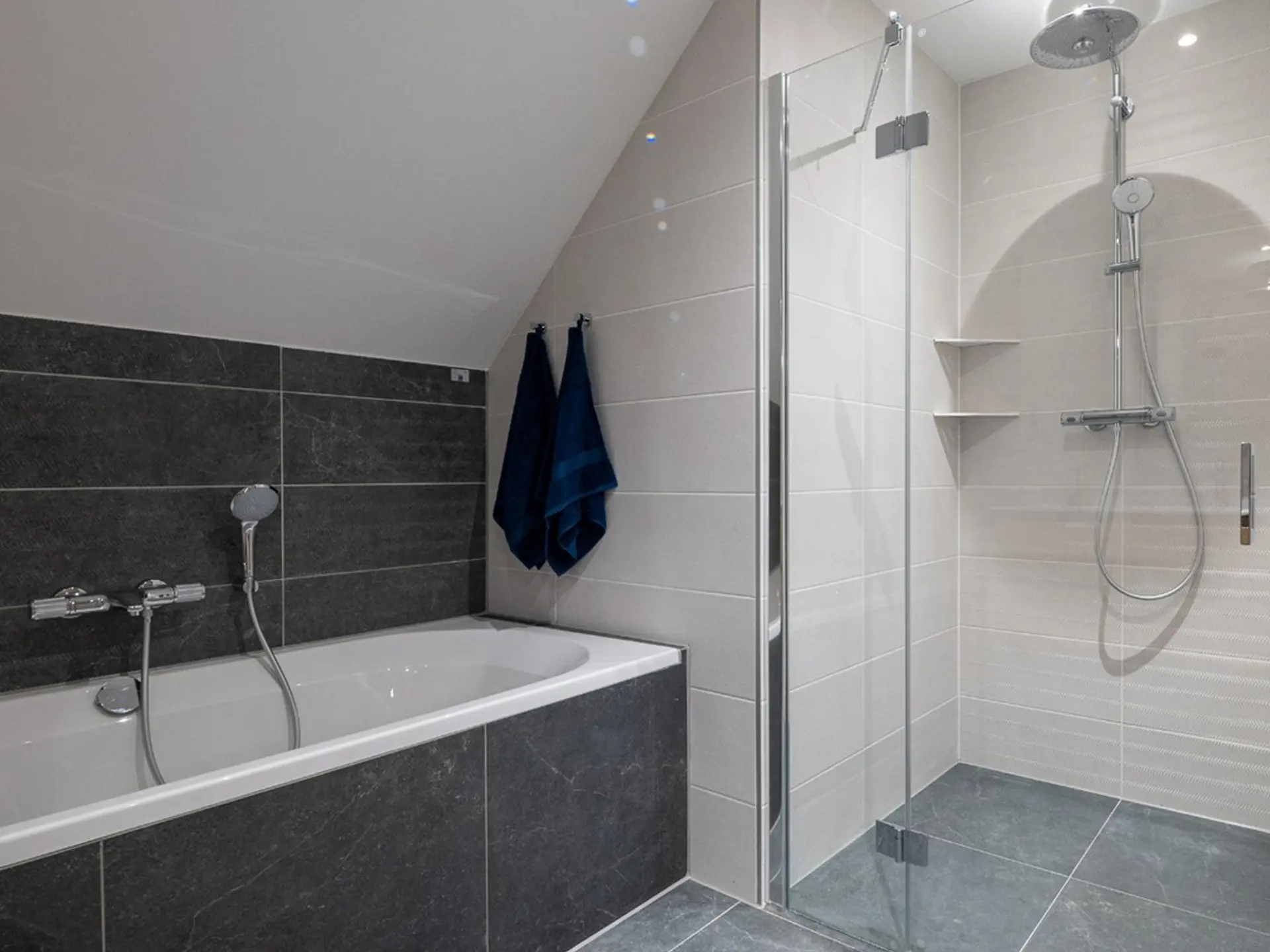 Warme Badkamer Uitstraling Creëren Met Moderne Materialen En Slim Design